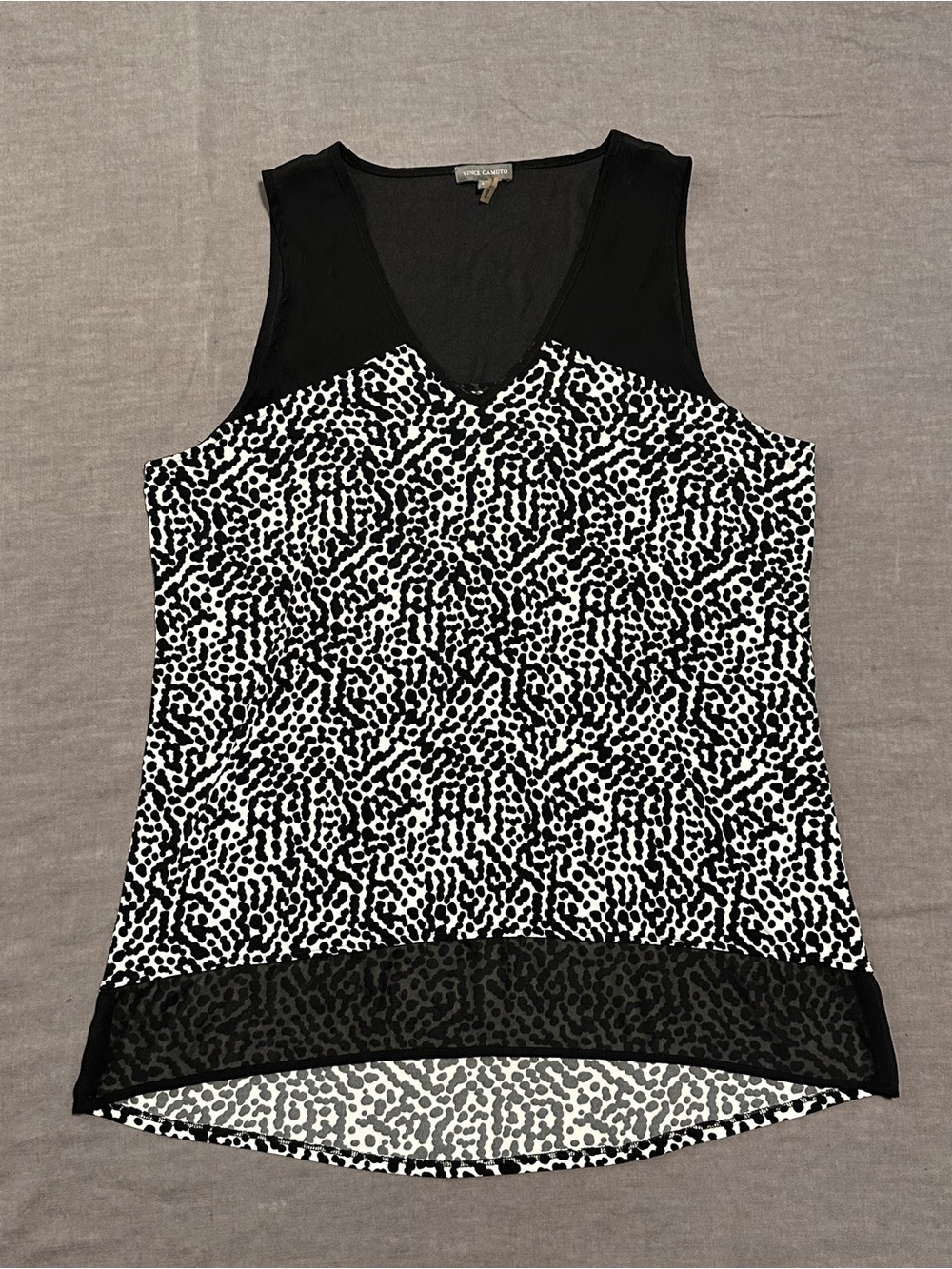 Vince Camuto Black & White V-Neck Printed Tank